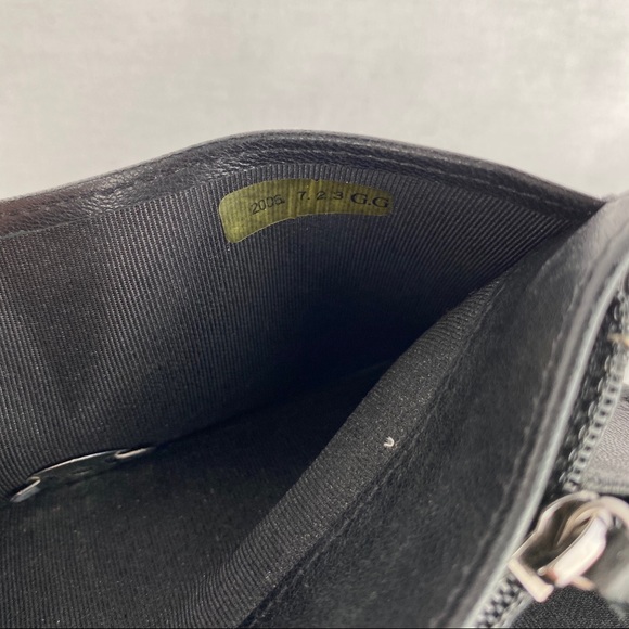 Chanel Black Quilted Crossbody Bag - Picture 14 of 16